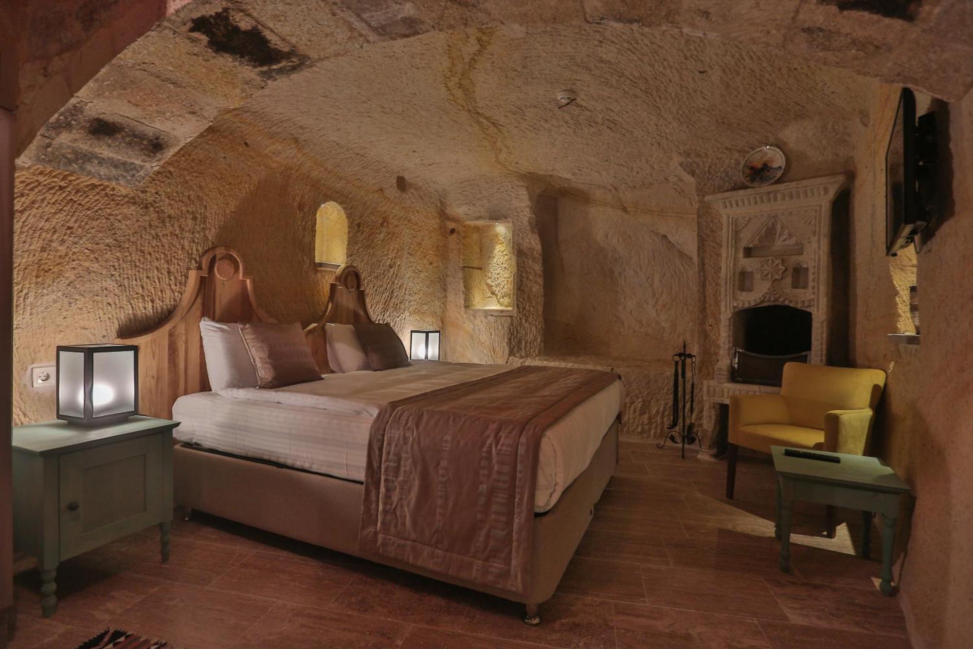 Acropolis Cave Suite Юргюп Екстериор снимка