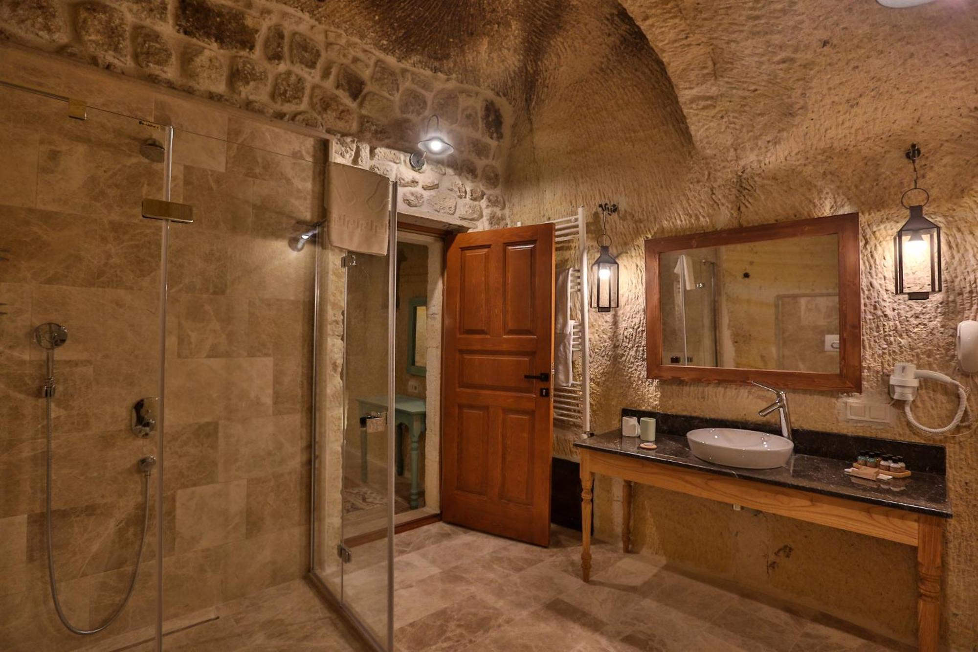 Acropolis Cave Suite Юргюп Екстериор снимка